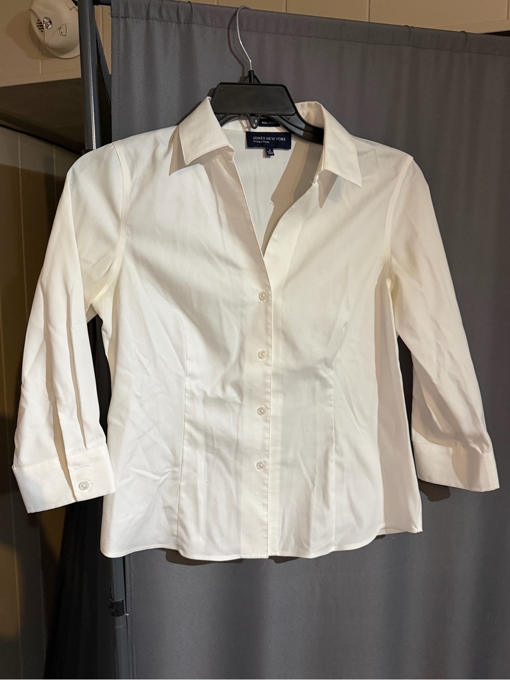 Jones New York Cream Button-Front Fitted Blouse